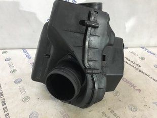 Корпус повітряного фільтра 4H0133823J Audi A8