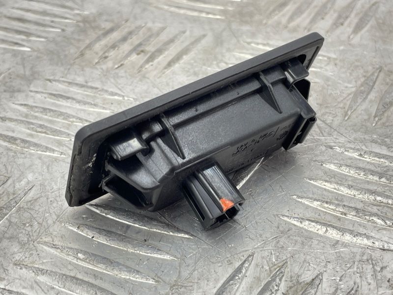 Підставка номерного знака 5NA943021 Audi Q7