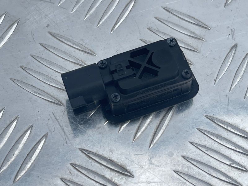 Кнопка открывания крышки багажника DJ5T14K147AA Ford Escape