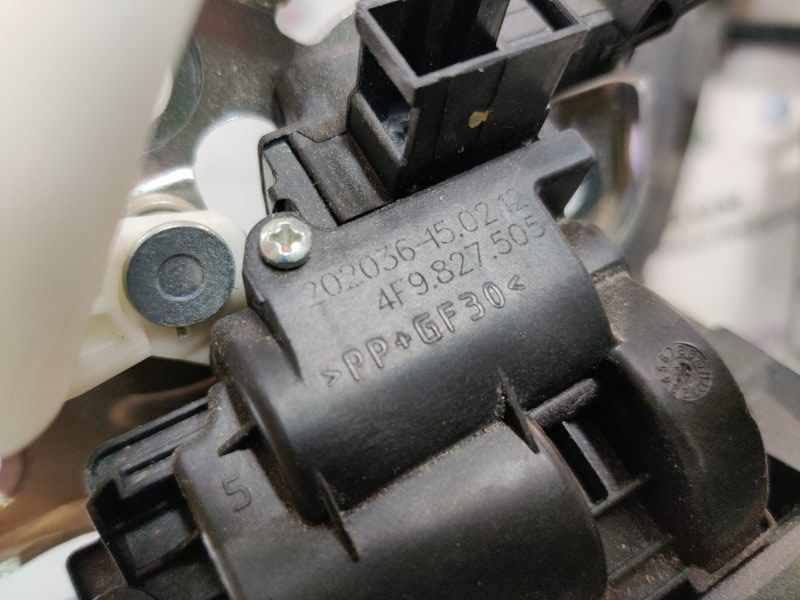 Замок крышки багажника 4F9827505 Audi Q7