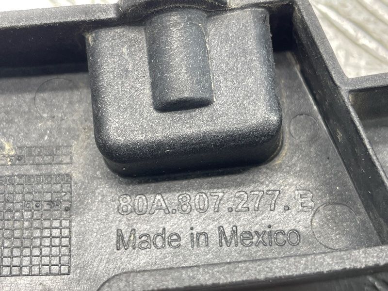 Кронштейн переднего бампера 80A807277 Audi Q5