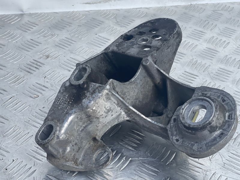 Опора / кронштейн двигуна 4B0199351B Audi A6