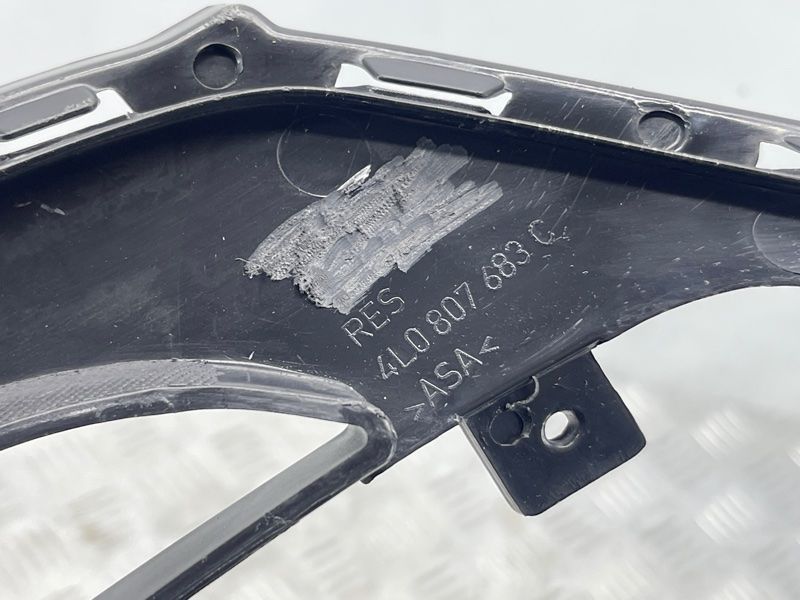 Решетка переднего бампера нижняя 4L0807683C01C Audi Q7
