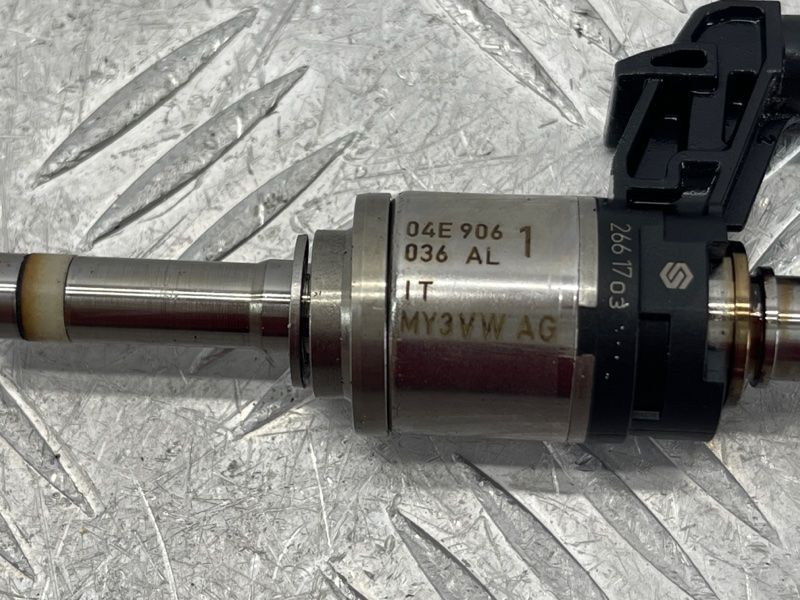 Паливна форсунка 04E906036AL Volkswagen Jetta