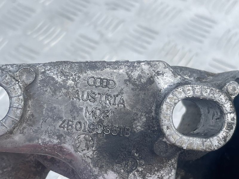 Опора / кронштейн двигуна 4B0199351B Audi A6