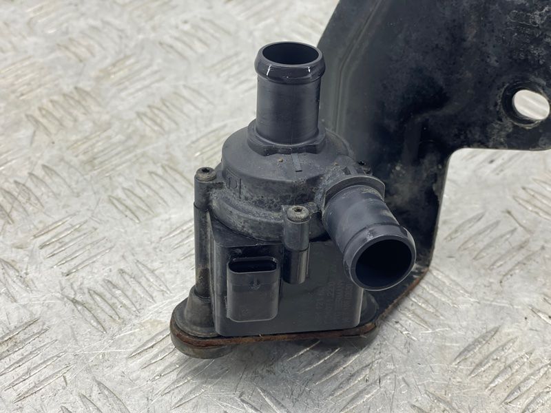 Додатковий насос охолоджуючої рідини 06H121601N Audi A4 Allroad Audi A7 Sportback, Audi Q5 PHEV, Audi S7 Sportback, Audi A4, Audi A4 Allroad, Audi A5, Audi A5 Sportback, Audi A6, Audi A6 Allroad, Audi A7, Audi A8, Audi Q5, Audi Q5 Sportback, Audi Q7, Audi R8, Audi S4, Audi S5, Audi S5 Sportback, Audi S6, Audi SQ5, Audi SQ5 Sportback