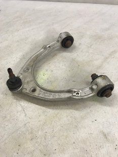 Рычаг передней подвески поперечный верхний 7P0407021 Volkswagen Touareg