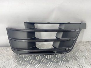 Решетка воздухозаборника бампера s-line 4M0807681DGXE Audi Q7