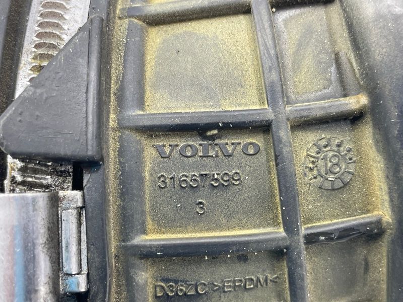 Патрубок повітряного фільтра 31657599 Volvo XC90