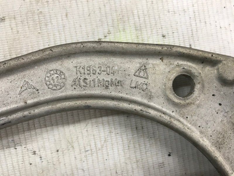 Рычаг передней подвески поперечный верхний 7P0407021 Volkswagen Touareg