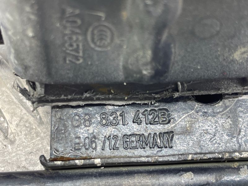Петля дверей нижня 3C8831412B Volkswagen CC