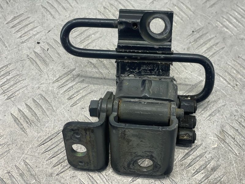 Петля дверей нижня 3C8831412B Volkswagen CC