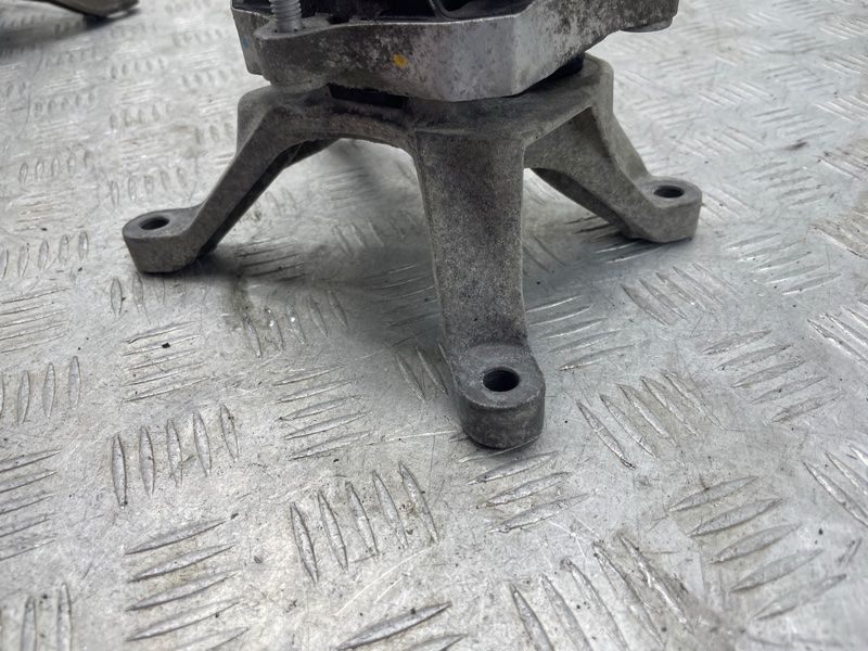 Кронштейн опори КП 8W0399118C Audi A4 Allroad