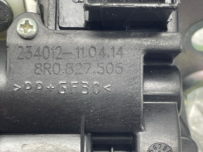 Замок кришки багажника 8R0827505 Audi Q5