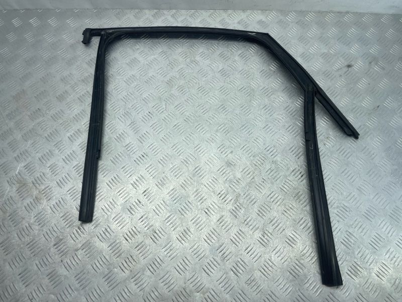 Направляюча скла дверей 8U0839440 Audi Q3