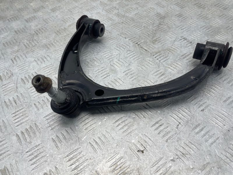 Важіль передньої підвіски верхній 94772428 Chevrolet Colorado