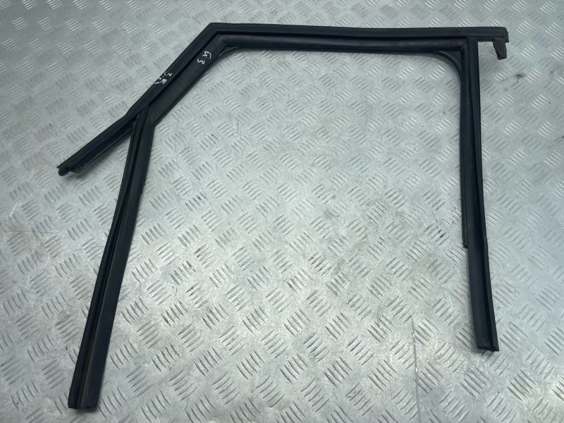 Направляюча скла дверей 8U0839440 Audi Q3