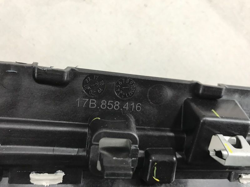 Накладка торпедо 17B858416 Volkswagen Jetta