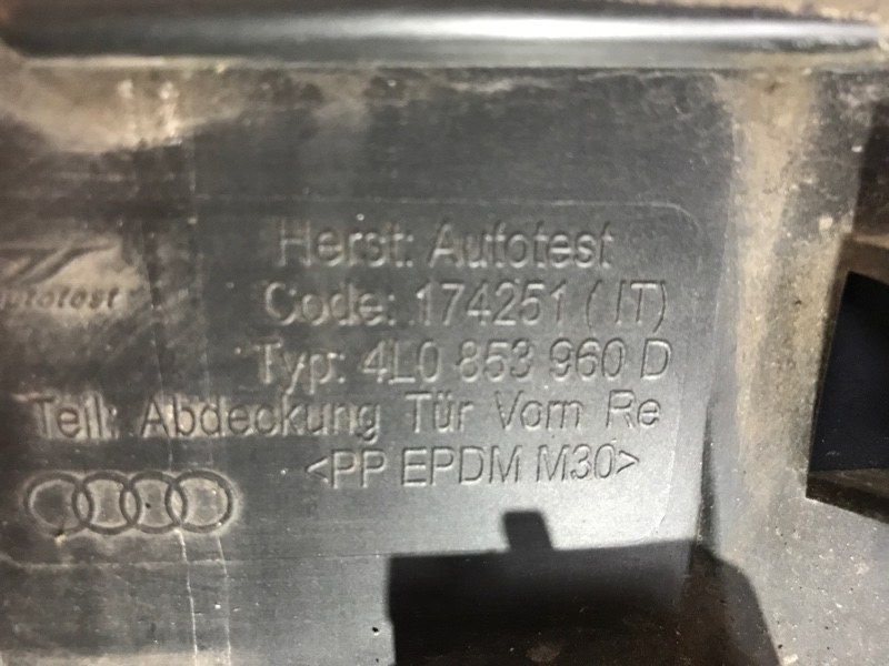 Накладка дверей передня права 4L0071842 Audi Q7 Audi Q7