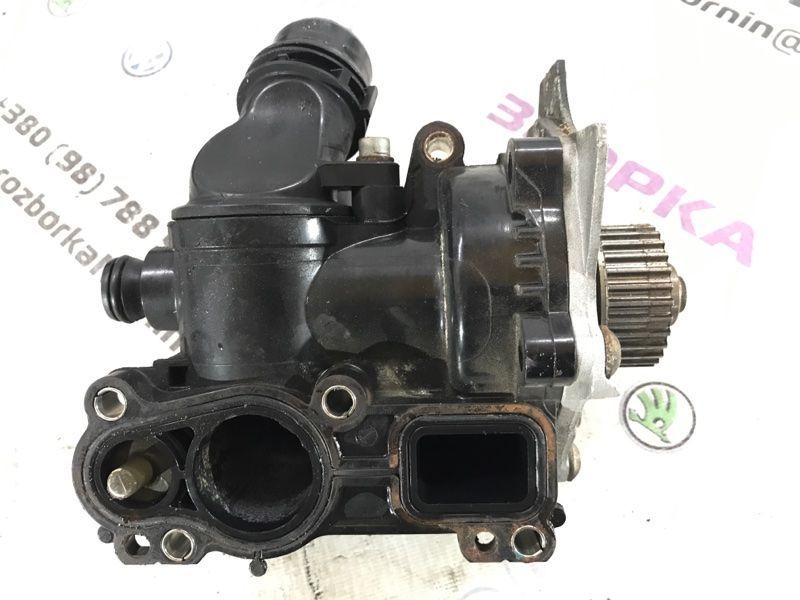 Помпа водяна з корпусом термостата 06H121026BA Volkswagen CC