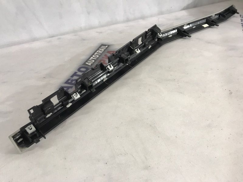 Накладка торпедо 17B858416 Volkswagen Jetta