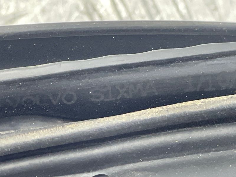 Уплотнитель двери Volvo XC60