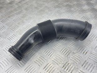 Патрубок воздушный 7P0129627B Volkswagen Touareg