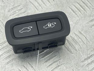 Кнопка закрытия двери багажника 31674801 Volvo XC60