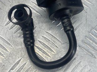 З'єднувальна трубка з клапаном адсорбера 06E133781J Audi A6