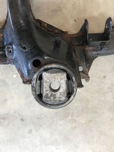 Подрамник передний 7P0400025 Volkswagen Touareg