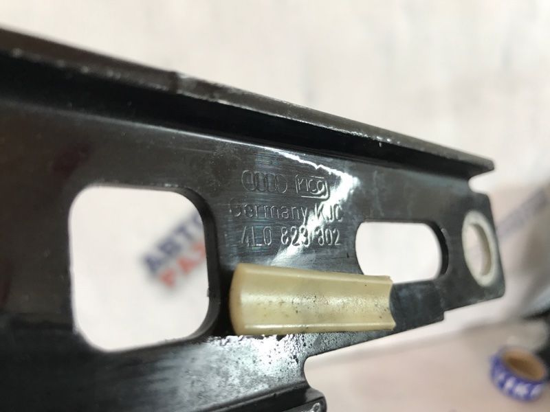 Петля капота 4L0823302 Audi Q7