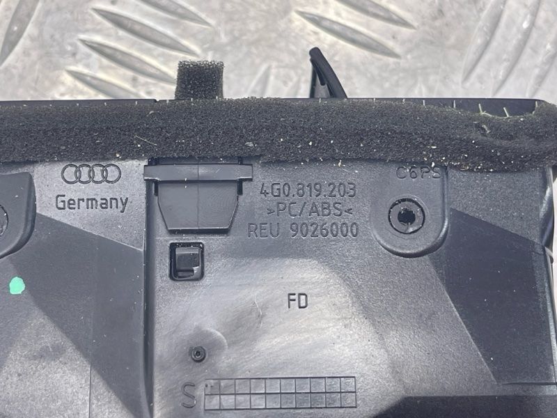 Дефлектор повітропроводу центральний 4G0819203C6PS Audi A6
