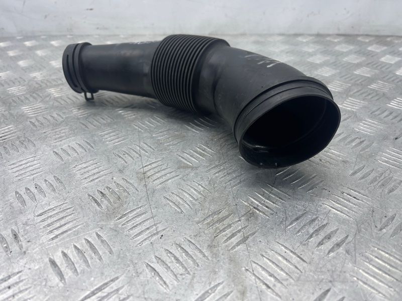 Патрубок повітряний 7P0129627B Volkswagen Touareg