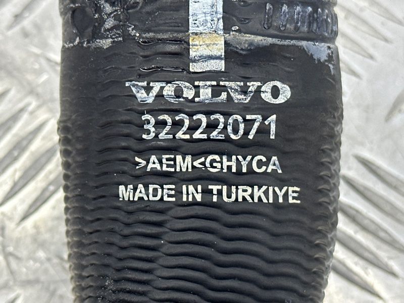 Патрубок интеркулера 3222071 Volvo XC90