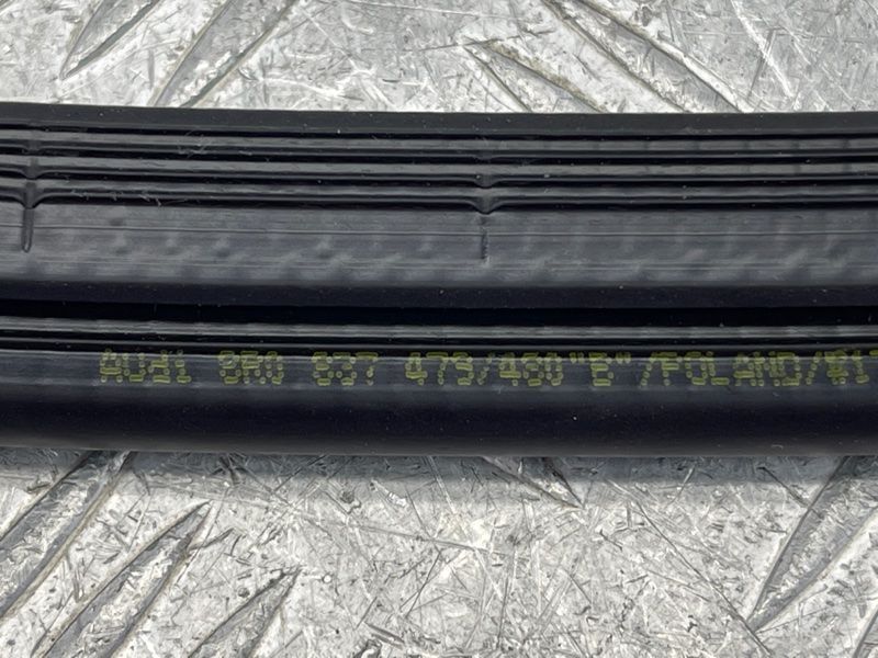 Молдинг стекла 8R0837479 Audi Q5