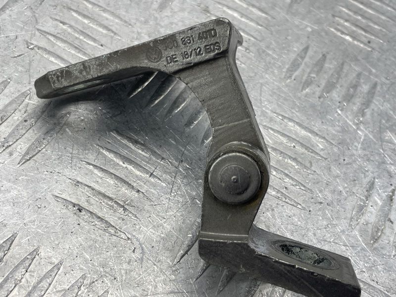 Петля дверей верхня 3C0831402D Volkswagen CC
