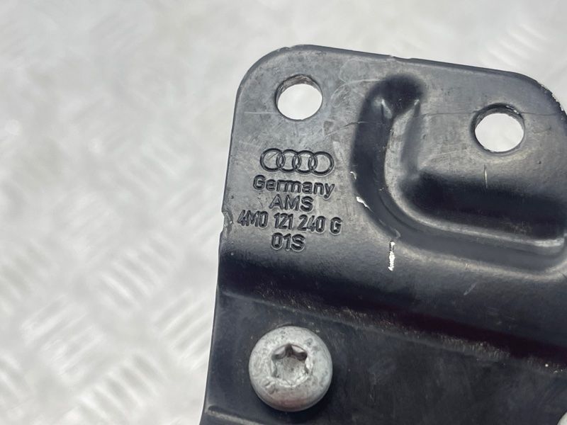 Кронштейн дополнительного насоса 4M0121240G Audi Q7