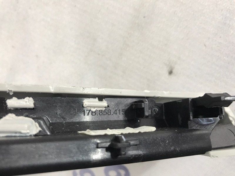Накладка торпедо 17B858415 Volkswagen Jetta