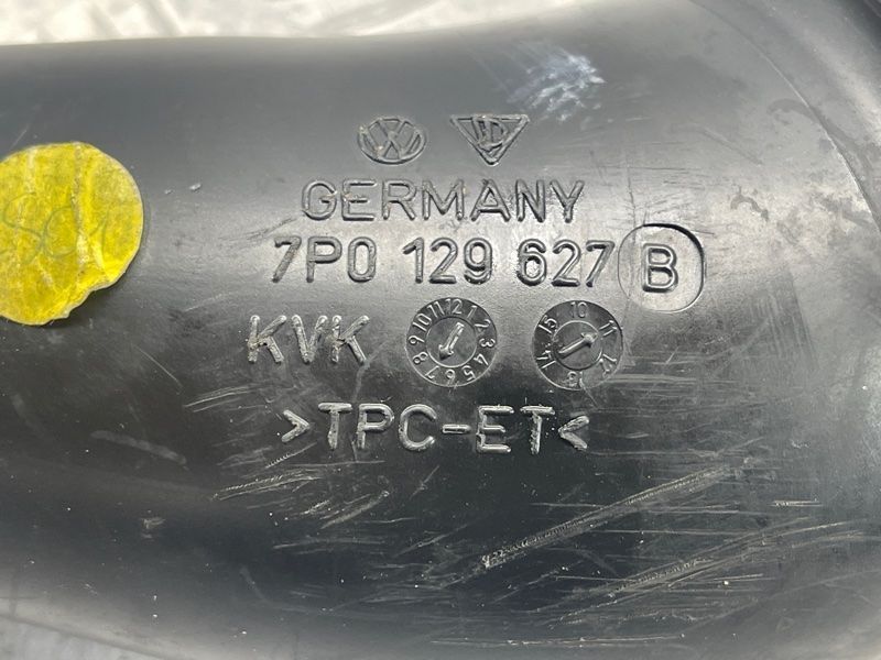 Патрубок повітряний 7P0129627B Volkswagen Touareg