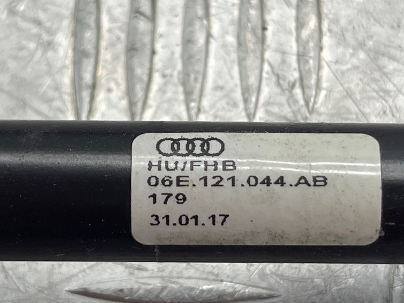 Шланг системи охолодження 06E121044AB Audi A8