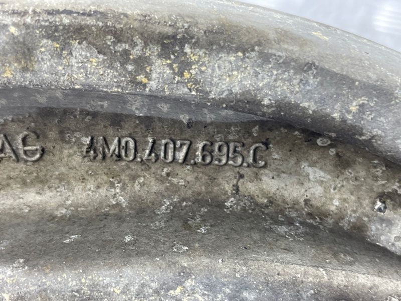 Важіль передньої підвіски поперечний нижній 4M0407695C Audi Q7
