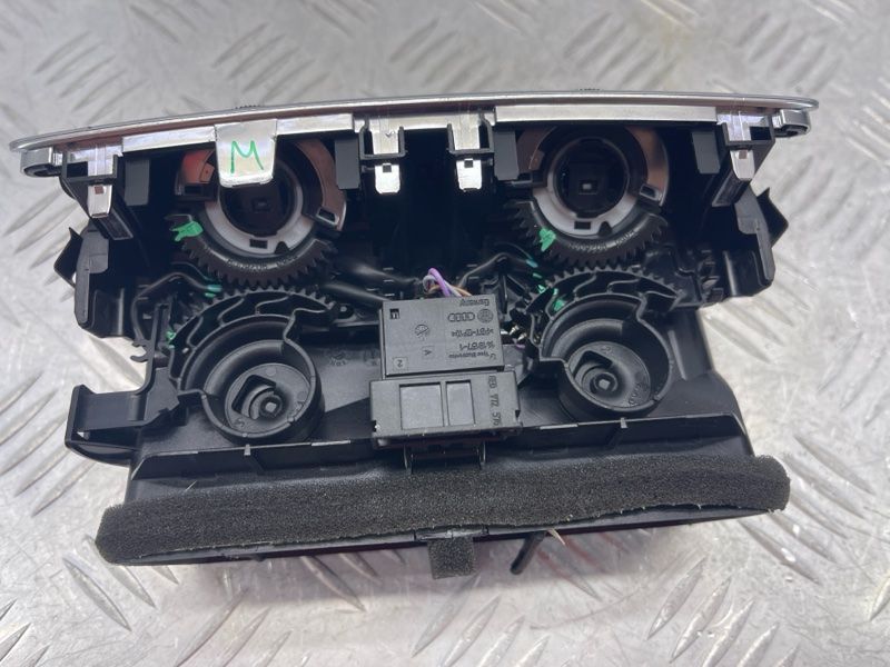 Дефлектор повітропроводу центральний 4G0819203C6PS Audi A6