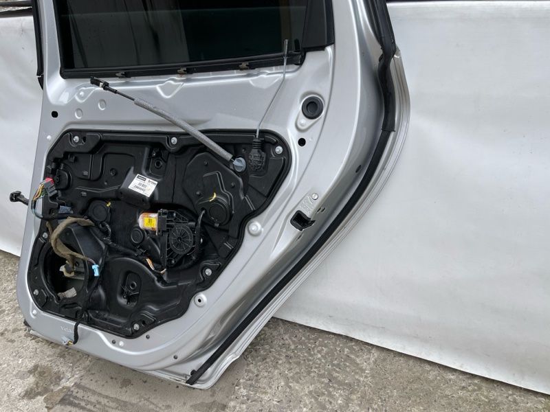 Двері 32228965 Volvo XC60