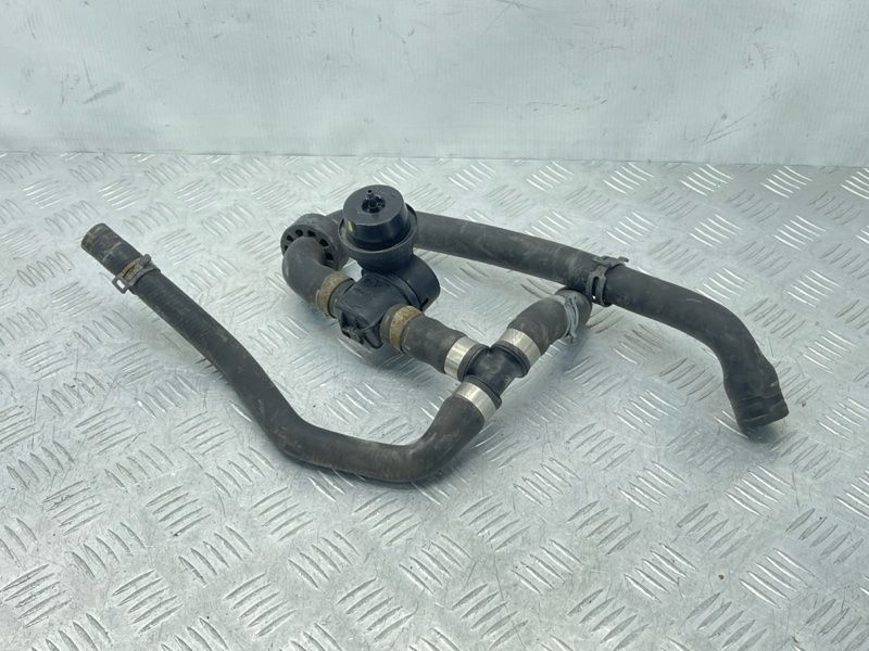 Шланг ОЖ с клапаном 7P0122049H Volkswagen Touareg