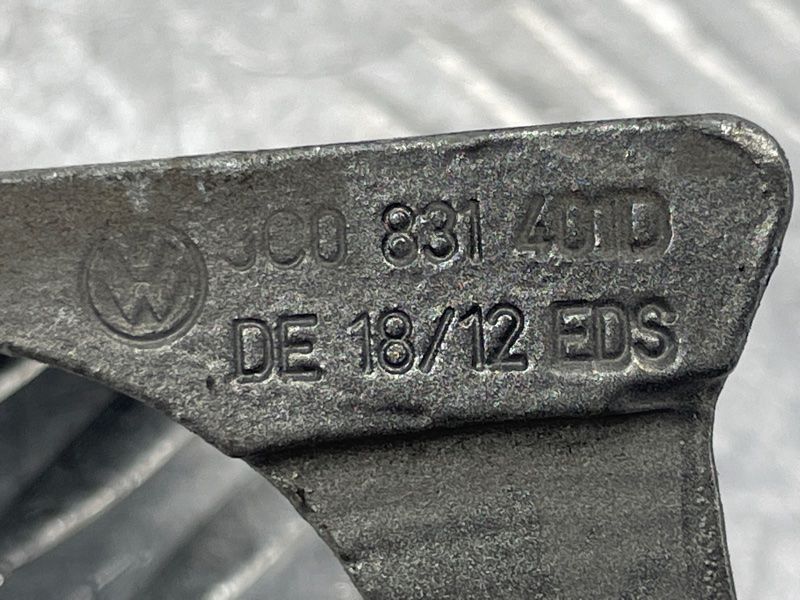 Петля дверей верхня 3C0831402D Volkswagen CC