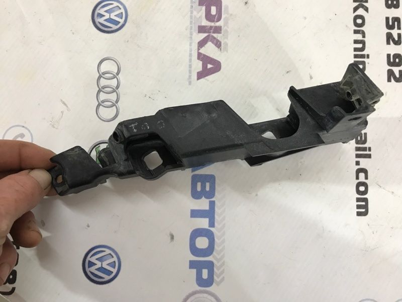 Направляюча переднього бампера 4G0807284 Audi A6