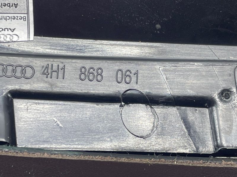 Накладка приборной панели 4H1868061 Audi A8