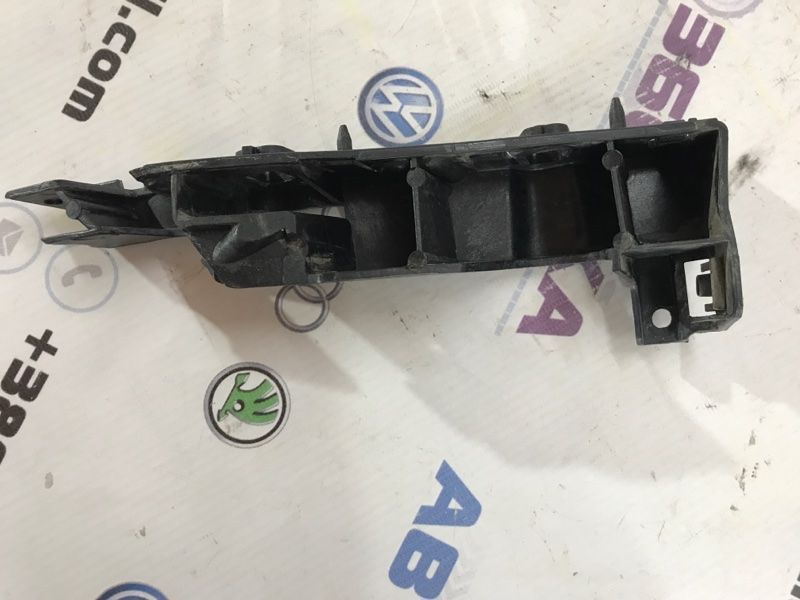 Направляюча переднього бампера 4G0807284 Audi A6