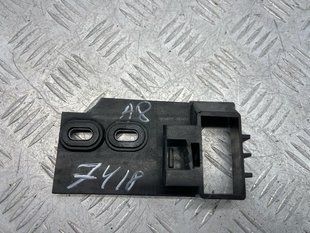 Кронштейн облицювання 4H0807136D Audi A8