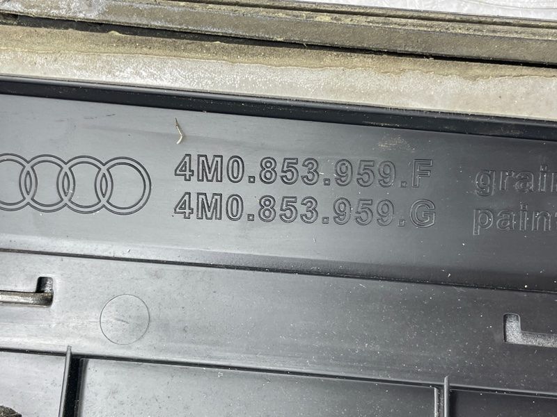 Накладка дверей 4M0853959G Audi Q7